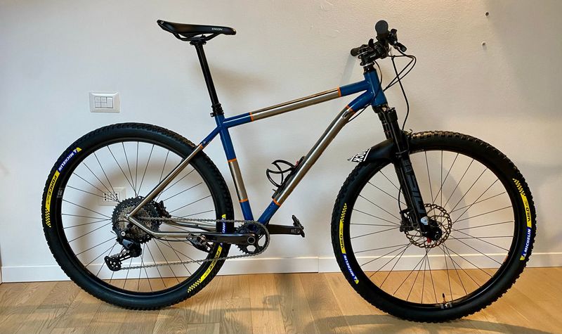 Gebrauchtes Mtb in titanio Custom Shimano Deore 2023 Mountainbike, Hellgrau — Bild 1 von 5