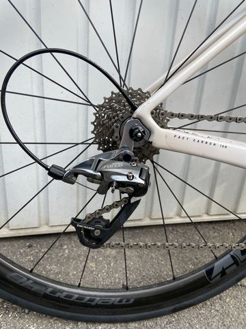 Used Specialized Amira SRAM Force 2016 Road & Gravel, White — image 3 of 4