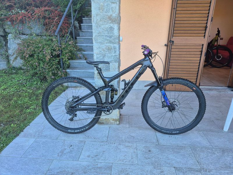 Used Trek Slash 9.8 2019 2019 Mountainbike, Black, 29 — image 1 of 4