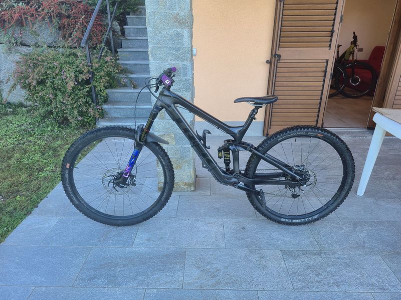 Used Trek Slash 9.8 2019 2019 Mountainbike, Black, 29 — image 2 of 4