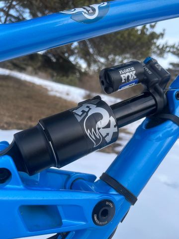 Used Commencal CLASH ESSENTIAL FOX 2020 2020 Mountainbike, Blue, 27.5 — image 9 of 10