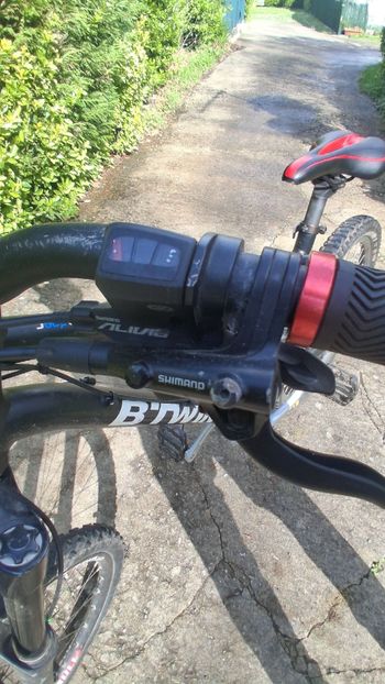 Used B Twin Rockrider Shimano Deore 2015 Mountainbike, Black — image 4 of 6