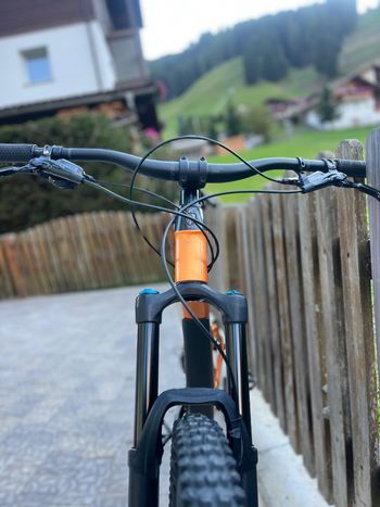 Used Trek Slash 9.7 2021 2021 Mountainbike, Orange, 29 — image 6 of 10