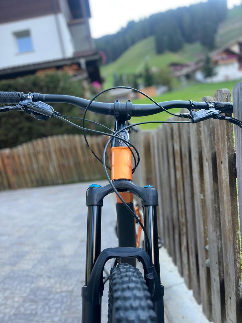 Used Trek Slash 9.7 2021 2021 Mountainbike, Orange, 29 — image 6 of 10