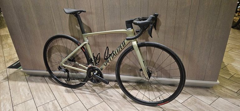 Used Specialized Tarmac Shimano 105 2025 Road & Gravel — image 1 of 3