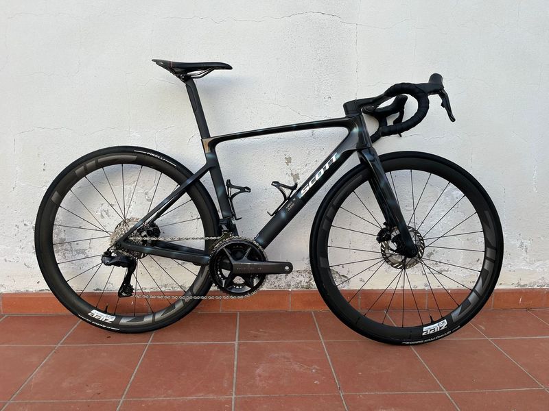 Used Scott Addict RC 10 2025 2025 Road & Gravel