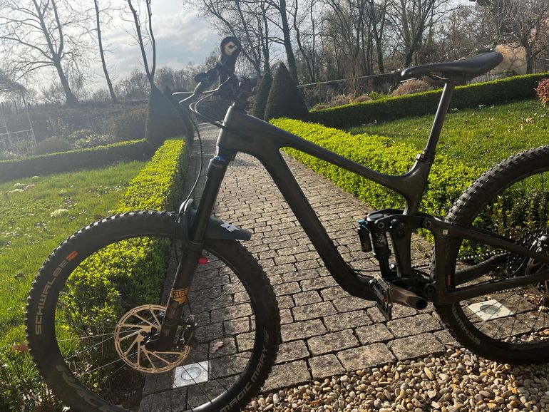 Used Giant Giant Custom SRAM GX Eagle 2023 Mountainbike, Negro — image 2 of 9
