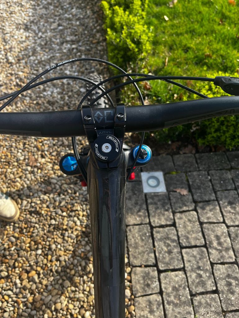 Used Giant Giant Custom SRAM GX Eagle 2023 Mountainbike, Negro — image 7 of 9