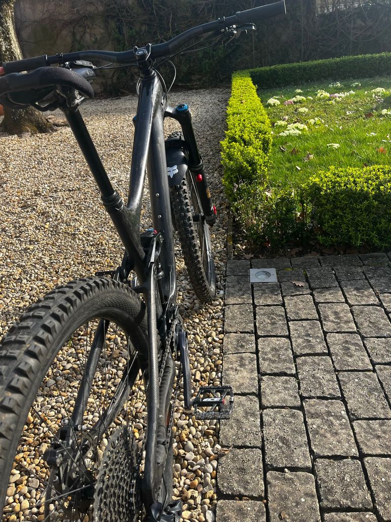 Used Giant Giant Custom SRAM GX Eagle 2023 Mountainbike, Negro — image 3 of 9