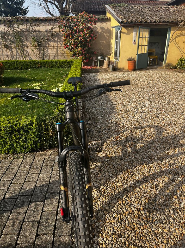 Used Giant Giant Custom SRAM GX Eagle 2023 Mountainbike, Negro — image 5 of 9
