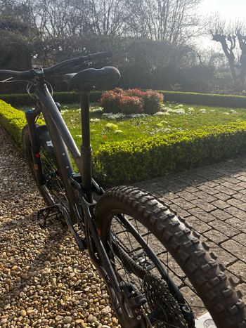 Used Giant Giant Custom SRAM GX Eagle 2023 Mountainbike, Negro — image 4 of 9
