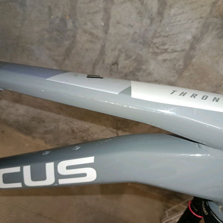 Used Focus Thron Shimano Deore 2023 Mountainbike, Light Gray — image 12 of 20
