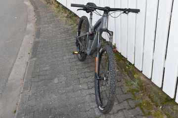 Used Focus Thron Shimano Deore 2023 Mountainbike, Light Gray — image 8 of 10