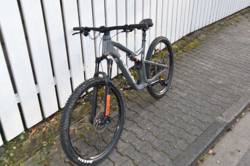 Used Focus Thron Shimano Deore 2023 Mountainbike, Light Gray — image 2 of 10