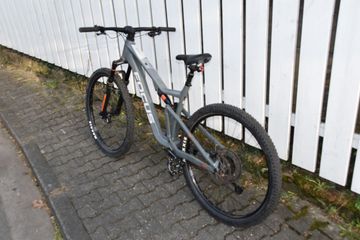 Used Focus Thron Shimano Deore 2023 Mountainbike, Light Gray — image 3 of 10