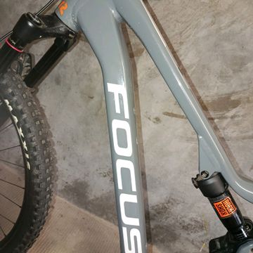 Used Focus Thron Shimano Deore 2023 Mountainbike, Light Gray — image 9 of 10