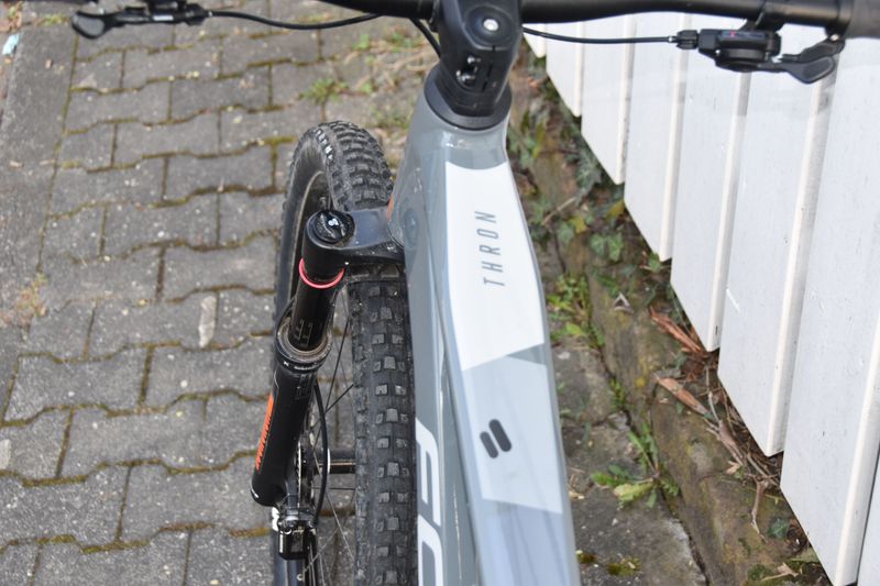 Used Focus Thron Shimano Deore 2023 Mountainbike, Light Gray — image 5 of 10