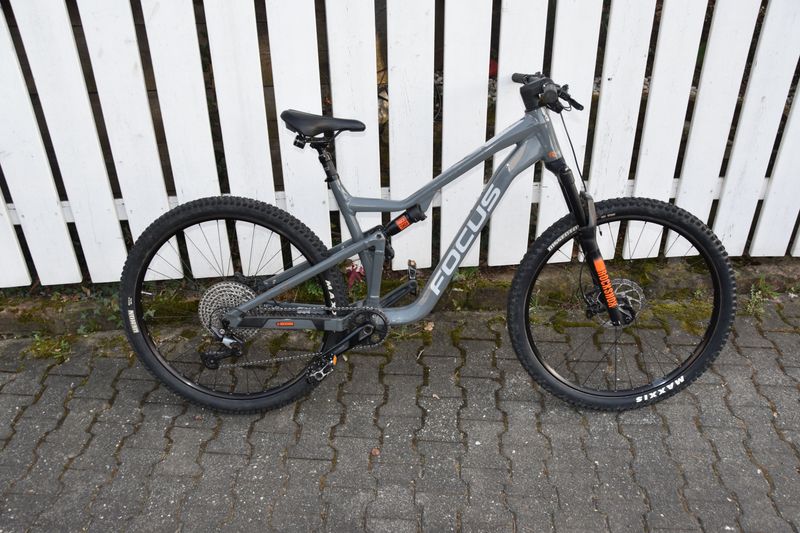 Used Focus Thron Shimano Deore 2023 Mountainbike, Light Gray — image 6 of 10