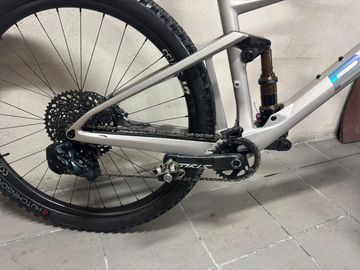 Used BMC Fourstroke SRAM GX Eagle AXS 2021 Mountainbike, Light Gray — image 3 of 4