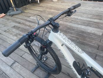 Used Specialized Epic SRAM GX Eagle 2024 Mountainbike, White, 29 — image 8 of 9