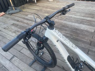 Used Specialized Epic SRAM GX Eagle 2024 Mountainbike, White, 29 — image 8 of 19