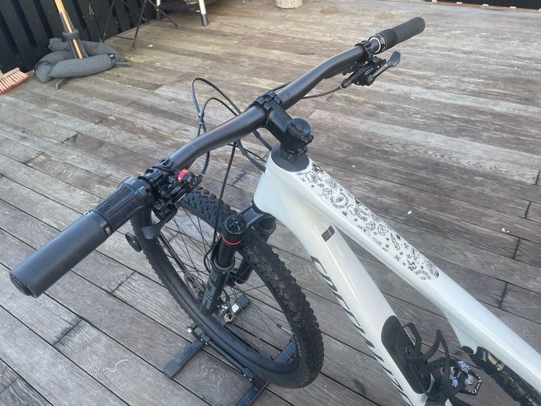 Used Specialized Epic SRAM GX Eagle 2024 Mountainbike, White, 29 — image 8 of 9