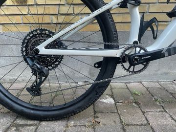 Used Specialized Epic SRAM GX Eagle 2024 Mountainbike, White, 29 — image 10 of 19