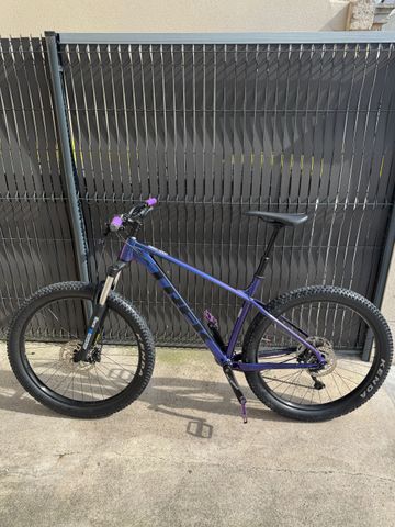 Used Trek Roscoe 6 2022 2022 Mountainbike, Purple, 27.5 — image 2 of 6