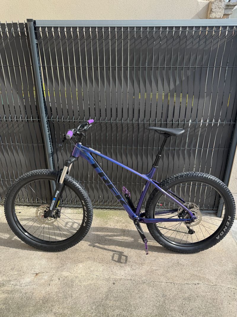 Used Trek Roscoe 6 2022 2022 Mountainbike, Purple, 27.5 — image 2 of 6