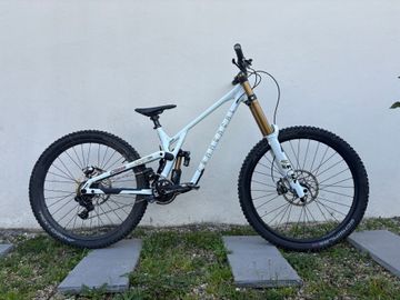 Brugt Commencal SUPREME DH V5 SIGNATURE LTD 2025 2025 MTB