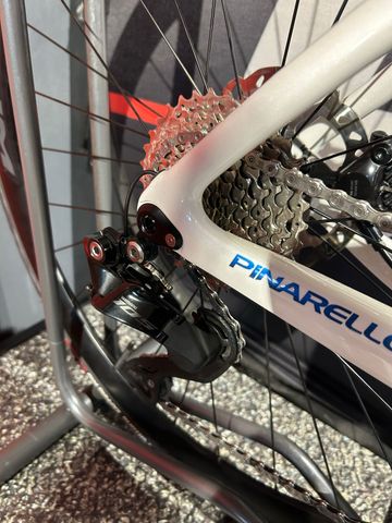 Pinarello F7 Shimano 105 2024 Road & Gravel usato, Bianco — immagine 3 di 9