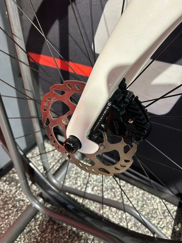 Pinarello F7 Shimano 105 2024 Road & Gravel usato, Bianco — immagine 9 di 9