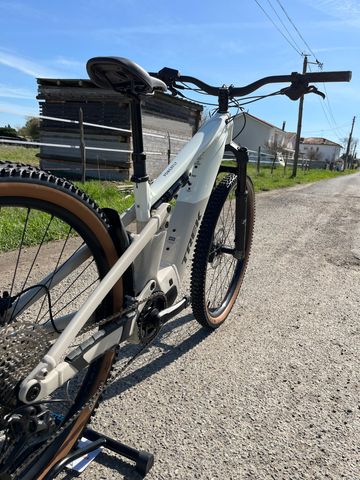 Trek POWERFLY FS+ 6 2026 Mountainbike usato, Bianco — immagine 2 di 7