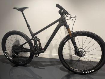 Pivot, MACH 4 SL Pro X0 Eagle Transmission w/ Carbon Wheels 2025