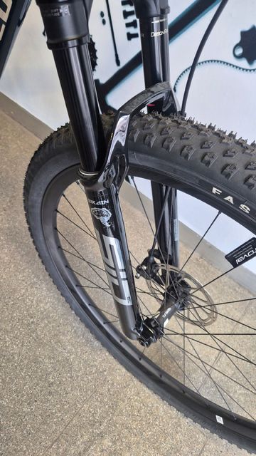 Used Specialized Epic World Cup Pro 2024 2024 Mountainbike, Blue, 29 — image 4 of 9
