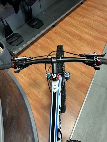 Used Trek Superfly 9.7 2017 2017 Mountainbike, White, 27.5 — image 6 of 7