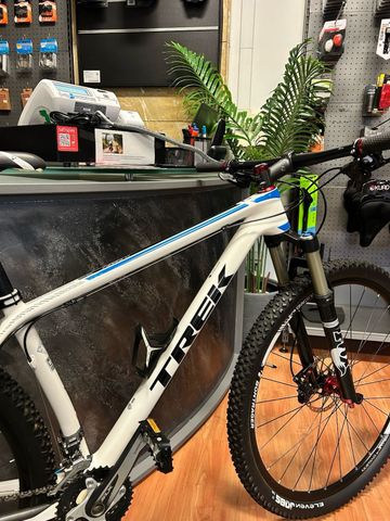 Used Trek Superfly 9.7 2017 2017 Mountainbike, White, 27.5 — image 7 of 7