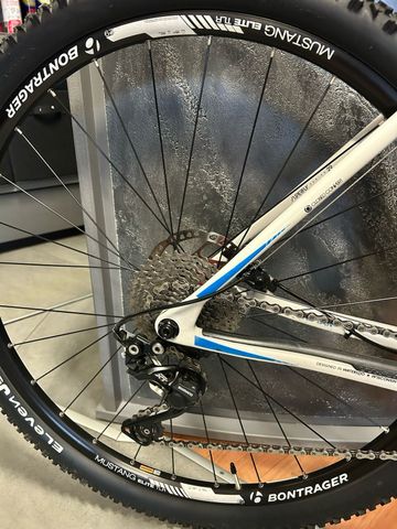 Used Trek Superfly 9.7 2017 2017 Mountainbike, White, 27.5 — image 3 of 7