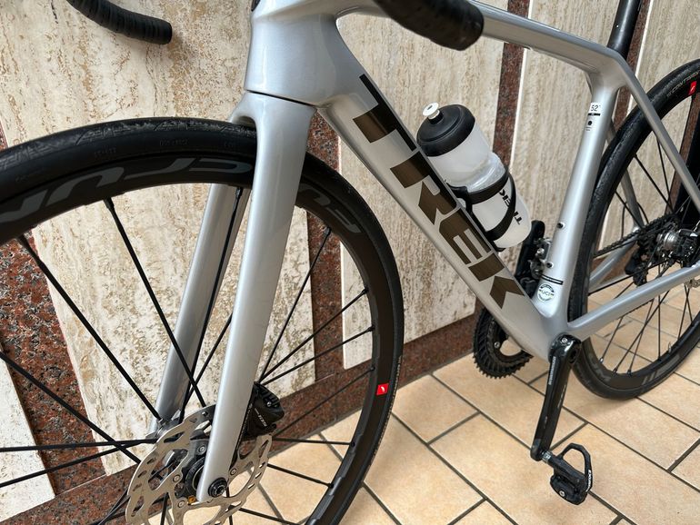 Used Trek Emonda Shimano 105 2022 Road & Gravel, Light Gray — image 7 of 12