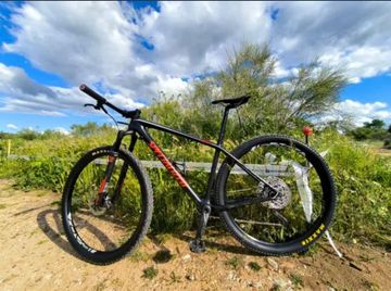 Gebrauchtes Specialized Epic Shimano Deore XT 2017 Mountainbike, Schwarz — Bild 1 von 3