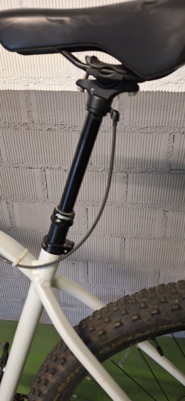 Used Orbea Alma Shimano Deore 2022 Mountainbike, White, 29 — image 9 of 17