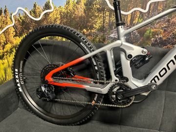 Used Mondraker DUNE R 2024 2024 Mountainbike, Light Gray, 29, 27.5 — image 12 of 13
