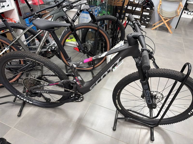 Gebrauchtes Scott Spark RC Team 2025 2025 Mountainbike, Schwarz, 29 — Bild 1 von 4
