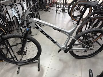Used Trek Supercaliber Shimano Deore XT 2023 Mountainbike, Light Gray — image 2 of 4