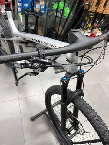 Used Trek Supercaliber Shimano Deore XT 2023 Mountainbike, Light Gray — image 4 of 4