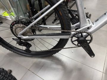 Used Trek Supercaliber Shimano Deore XT 2023 Mountainbike, Light Gray — image 3 of 4