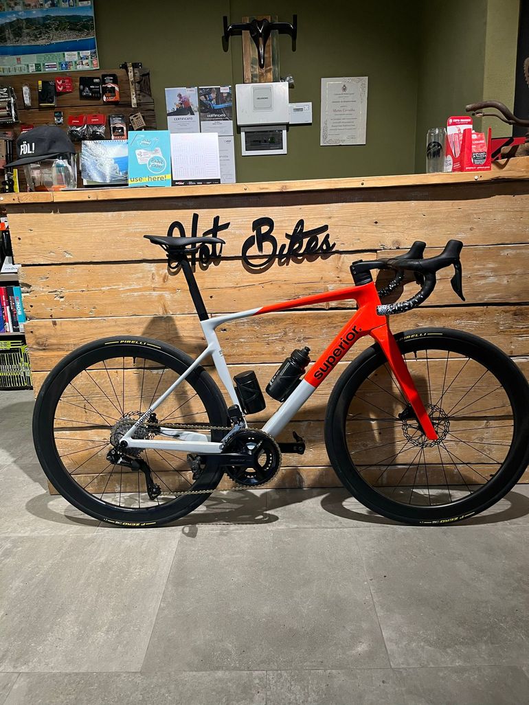 Used SUPERIOR BIKES SUPERIOR BIKES Custom Shimano 105 Di2 2025 Road & Gravel, Weiß — image 2 of 4