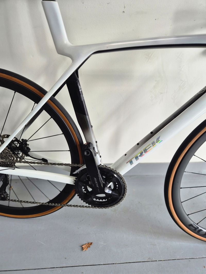 Treck Madone SL6 2025 Road & Gravel usato, Bianco — immagine 3 di 5