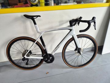 Treck Madone SL6 2025 Road & Gravel usato