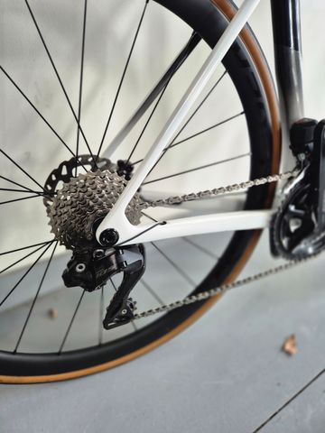 Treck Madone SL6 2025 Road & Gravel usato, Bianco — immagine 4 di 5